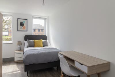 *City Living: 1-Bed Flatshare near Shopping Centre Main Photo