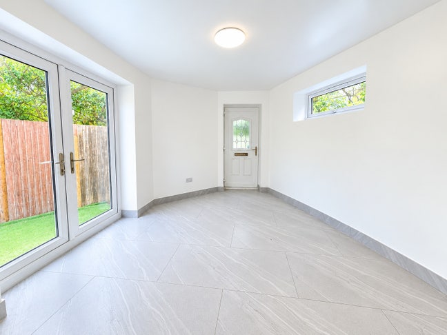 **02 Bed Flat** Hayes** Rostrevor Gardens** UB3 Main Photo