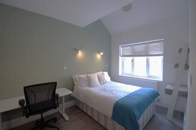 Perfect for Professionals – Quiet Room with Great  Main Photo