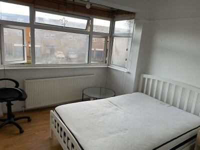 Large Double Room Available Main Photo