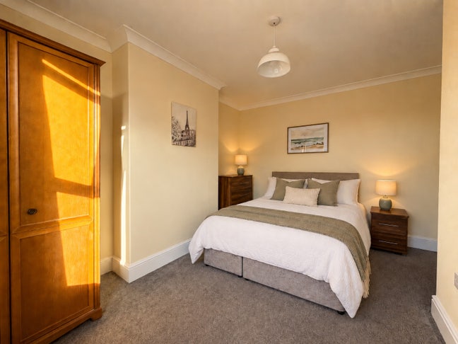 Newly Decorated Double Room with En-Suite – Availa Main Photo