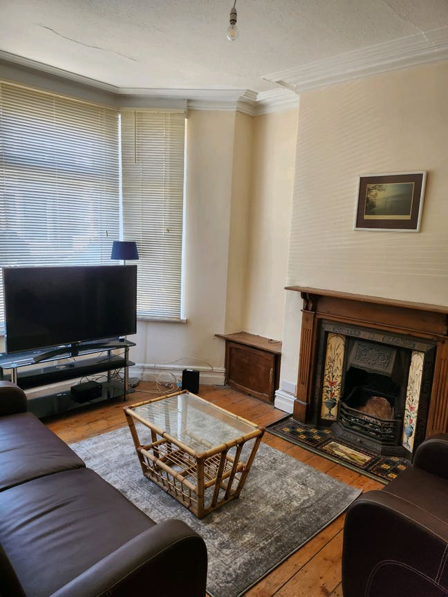 Professional for existing house share Main Photo