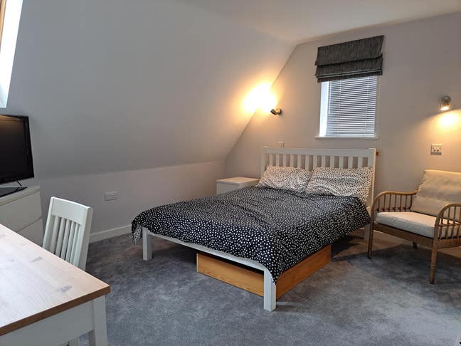 Spacious double room with en-suite (bills included Main Photo