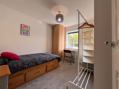 En-suite room for female lodger Main Photo