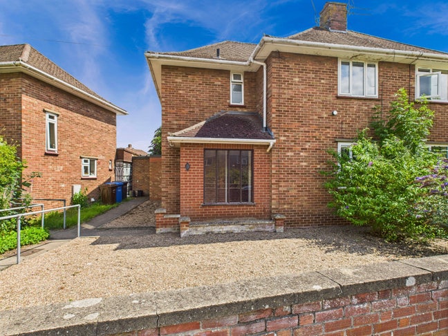 4-Bedroom Student House - Close To University Main Photo