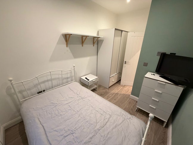 Double Room Available in Kilburn High Road Main Photo