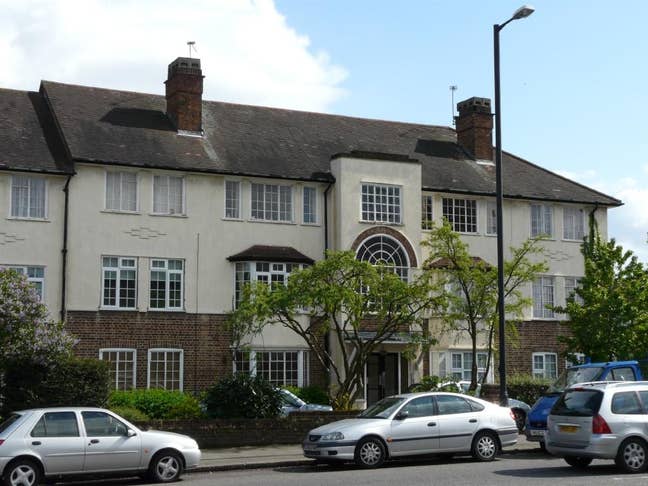 Spacious Three-Bedroom Flat with Parking Main Photo