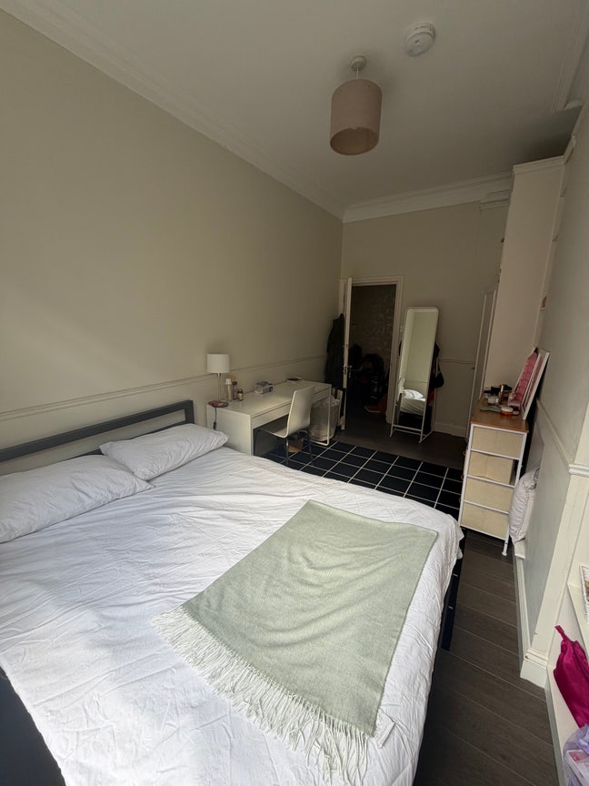 Spacious Double Room in a 3bed shared flat  Main Photo