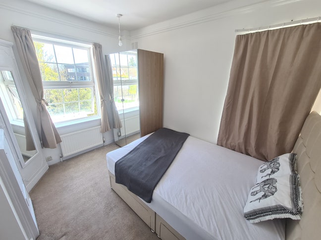 Large single room w double bed / Wembley Park Main Photo