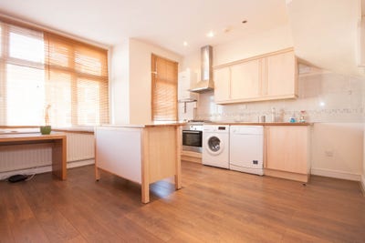 3 bed apartment in Earlsfield Main Photo