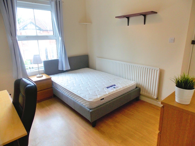 Big Double Room in The Polygon – SO15 Main Photo
