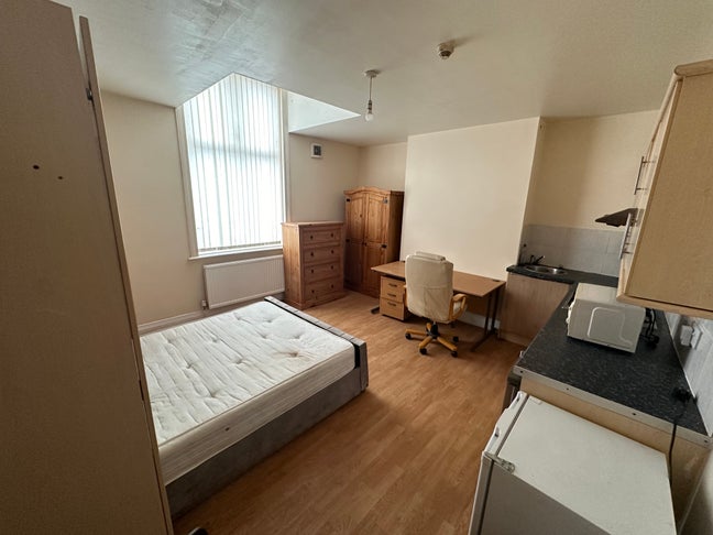 2 Studio rooms and a double bedroom.   Main Photo