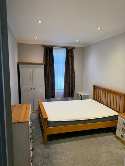 1 Large Bedroom Available in Heaton Main Photo