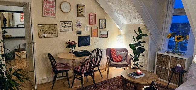 Spacious single room with a sea view Main Photo