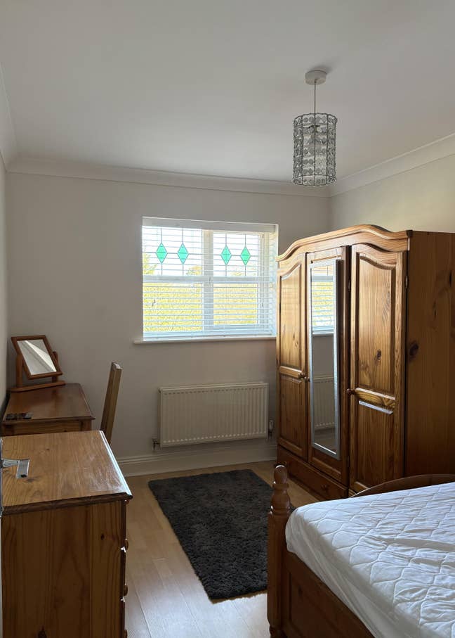 Female / Whiteley / Double Room-Furnished  Main Photo
