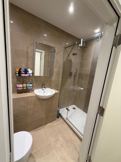 Zone 2 1 bedroom flat, next to the station Main Photo
