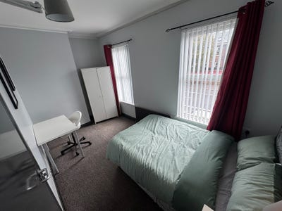*Last 2 Large Doubles* Falls Road Belfast  Main Photo