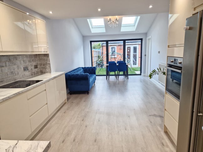 4 bed property  Main Photo