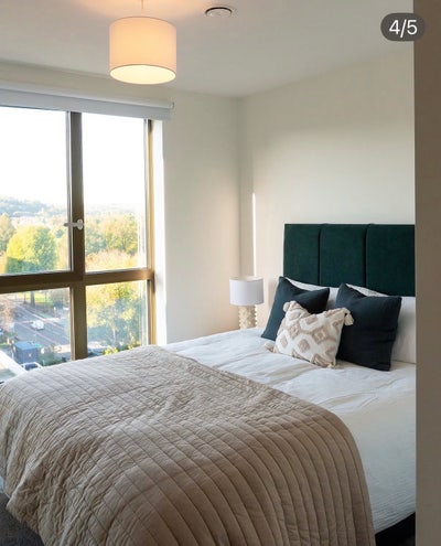Spacious, modern 2 bed flat, overlooking park Main Photo