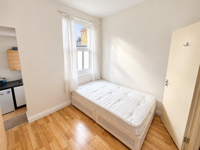 DSS - Studio Flat Available in Tottenham N15 Main Photo
