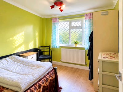 Large Double Room – Female Preferred | SE12 Main Photo