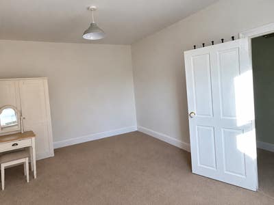 Newly Decorated Double Room in a quiet house Main Photo