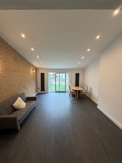 ✨ Modern 4-Bedroom House with Large Garden ✨ Main Photo