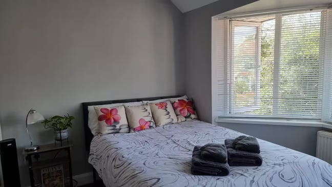 Double Room+own Bathroom+Parking/NearTube/Heathrow Main Photo