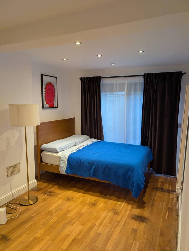 A spacious room with access to garden in Stratford Main Photo