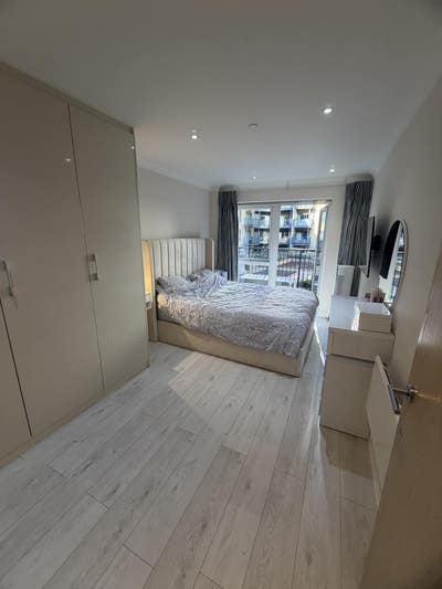 Beautiful large room en suit with private balcony! Main Photo