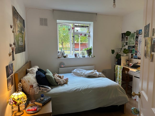 Double room available in 2 bed flat in Battersea Main Photo