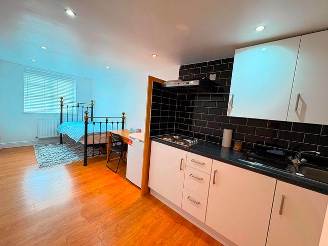 Lovely Flat 30 Min from Central London Main Photo