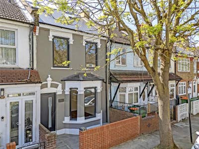 Large Double Room in Spacious Renovated Home  Main Photo