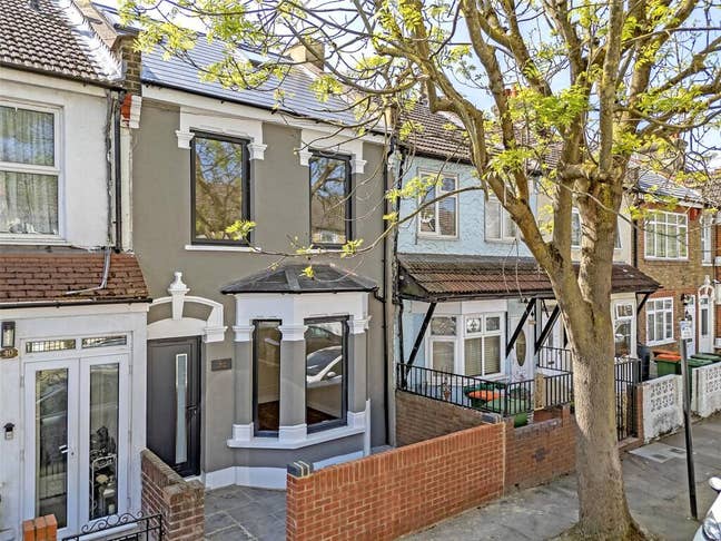 Large Double Room in Spacious Renovated Home  Main Photo