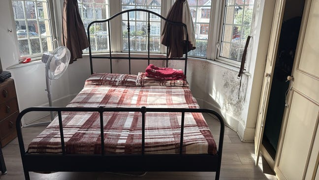 Master Double Room to let - Ilford IG2 6XD Main Photo