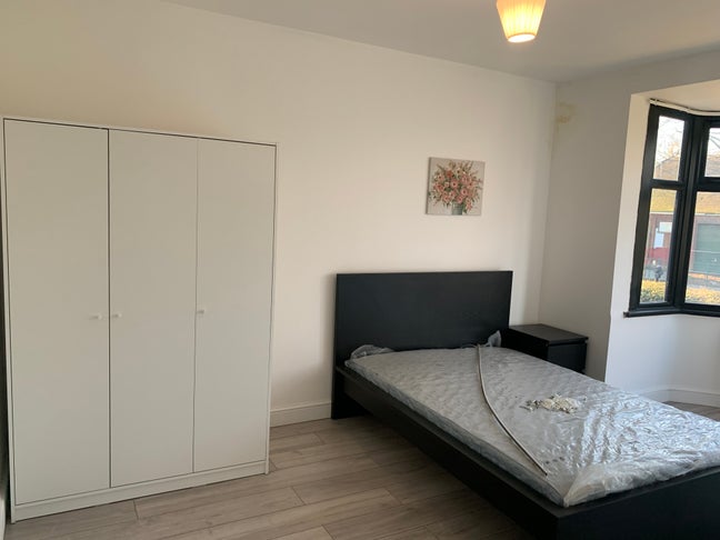 New Decorated Large double room To Rent . Main Photo