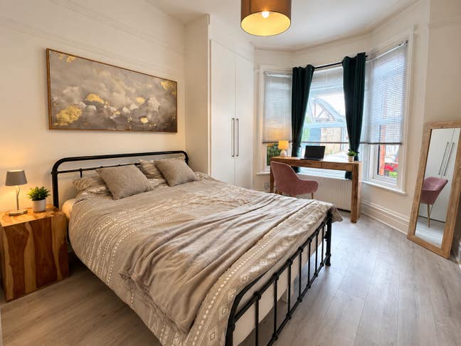 Modern Newly Built Double Ensuite LU1. Main Photo