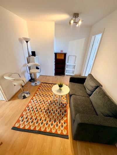 MOVE ASAP-Private balcony-Living room-Earl's Court Main Photo