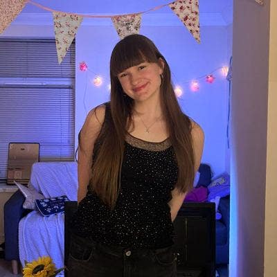 23(f) looking for friendly house share :)  Main Photo