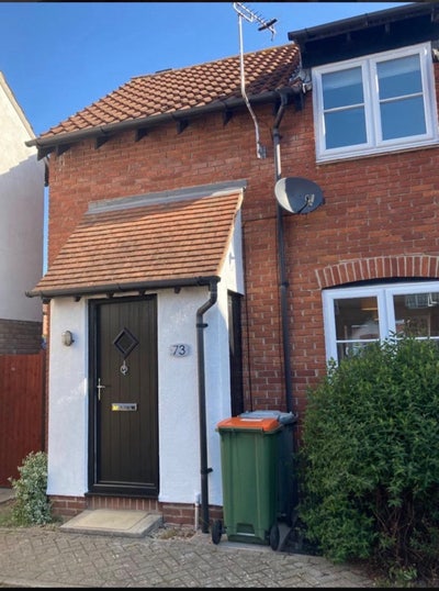 A Small Double Room in 2 BedSemi-Detached HouseE16 Main Photo
