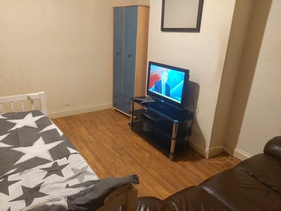 Double Bed immediatelyavailable at London Rainham Main Photo