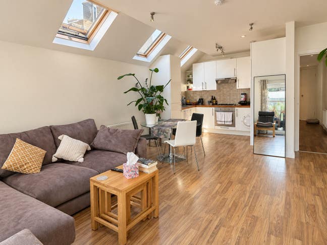 Bright Wimbledon Flat + Garden – 5 Mins to Station Main Photo