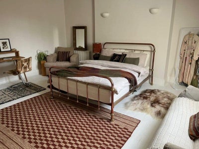 Light double room in spacious, peaceful flatshare Main Photo