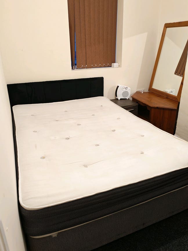 Renovated double room in 3BHK flat Main Photo