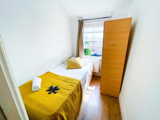 Small Single Room Next to Shops Transports Main Photo