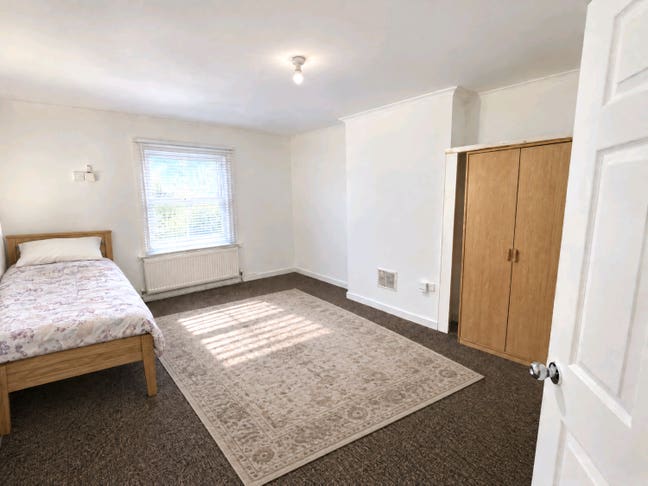 500&pound;  per month. 6 mins walk to Train Station  Main Photo
