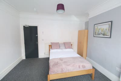 🏡✨Stylish Room Available | 💡 All Bills Included Main Photo