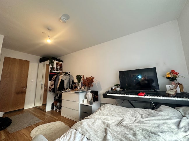 Looking for a flatmate  Main Photo