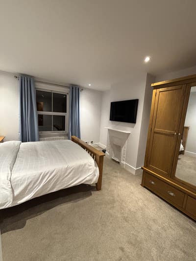 Large King Room – 3 Mins Three Bridges – Bills Inc Main Photo