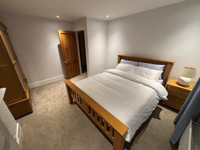 Large King Room – 3 Mins Three Bridges – Bills Inc Main Photo